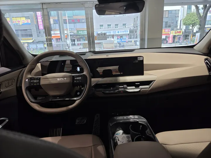기아 EV5 운전석과 대시보드